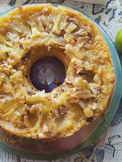 Una foto de Torta invertida de manzanas y maní