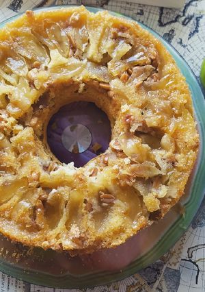 Una foto de Torta invertida de manzanas y maní