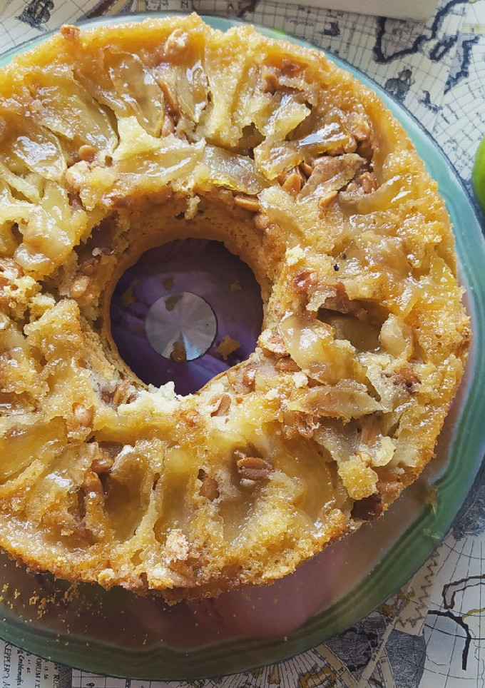 Una foto de Torta invertida de manzanas y maní