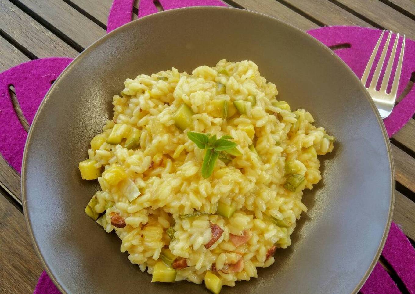 Risotto with zucchini and saffron