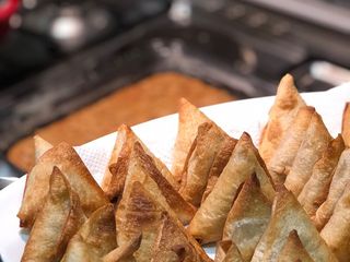 سمبوسة لحم بالخضار في القلاية الهوائية