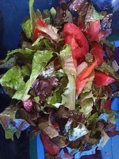 Una foto de Ensalada de lechugas y tomate