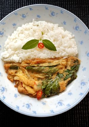 รูปของ ข้าวไข่เจียวใบโหระพา(ปลูกเอง)