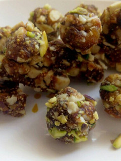 बिना चीनी के लड्डू और तिकोने (Sugar free laddoo and triangles recipe in hindi) रेसिपी मुख्य फोटो
