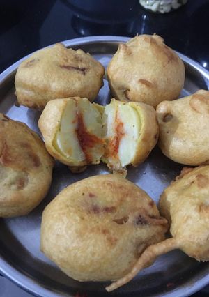 લસણીયા બટાકી ના ભજીયા (Lasaniya Bataki Bhajiya Recipe In Gujarati) રેસીપી મુખ્ય ફોટો