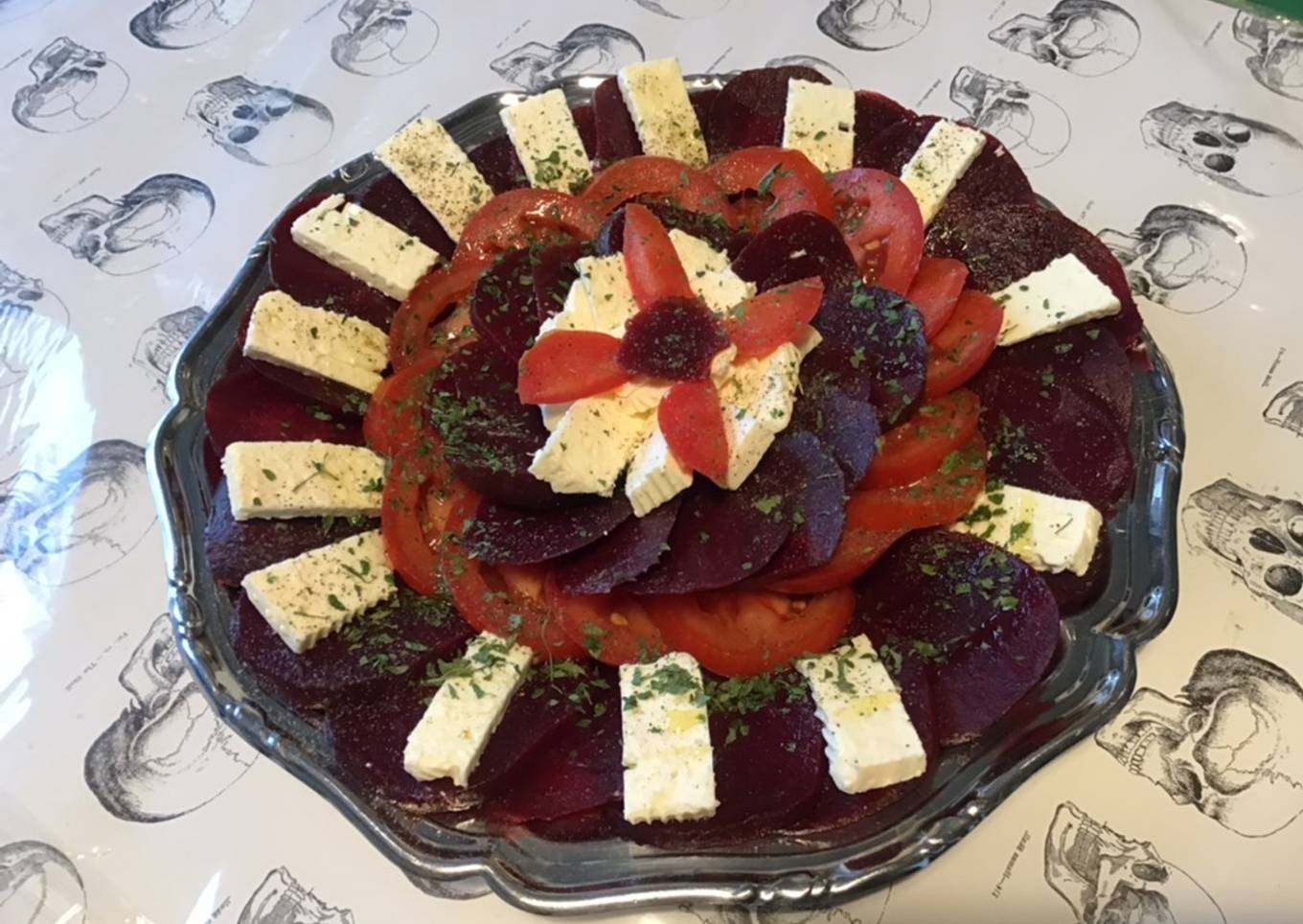Salade de betteraves rouges et tomates au fromage frais