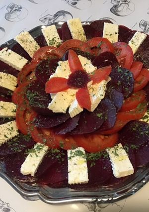 Une photo de Salade de betteraves rouges et tomates au fromage frais