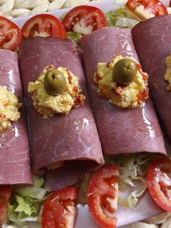 Una foto de Rollos de pastrami