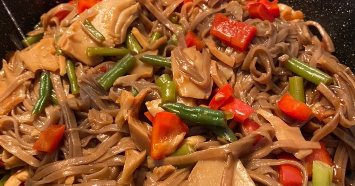 Вок с грибами рецепт. Яичная лапша вок. Wok со свининой. Яичная лапша с курицей терияки. Лапша вок с грибами.