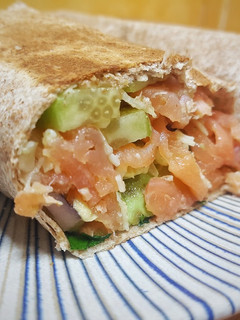 Una foto de Wrap de salmón ahumado, aguacate y pepino