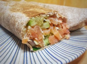 Una foto de Wrap de salmón ahumado, aguacate y pepino