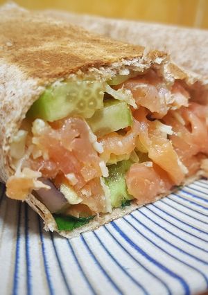 Una foto de Wrap de salmón ahumado, aguacate y pepino