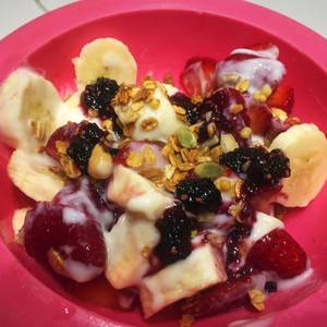 Postre light ( yogurt con banana frutilla granola y mora