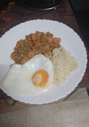 Una foto de Arvejas compuestas con longaniza, arroz blanco y huevo frito