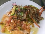 Una foto de zucchini grillado