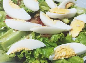 Hình của món Xà lách trộn trứng.