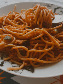 Una foto de Pasta integral con cebolla, calabacín y atún