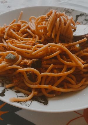 Una foto de Pasta integral con cebolla, calabacín y atún