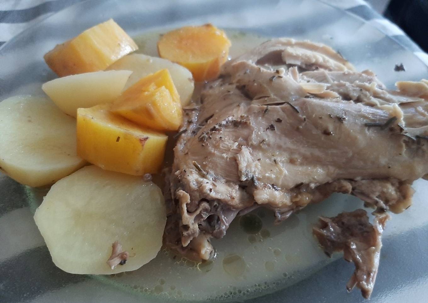 Muslos al romero en la essen con papas y batatas