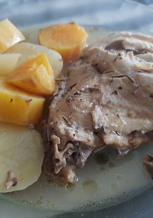 Una foto de Muslos al romero en la essen con papas y batatas