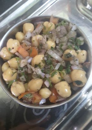 A picture of Chickpeas salad.