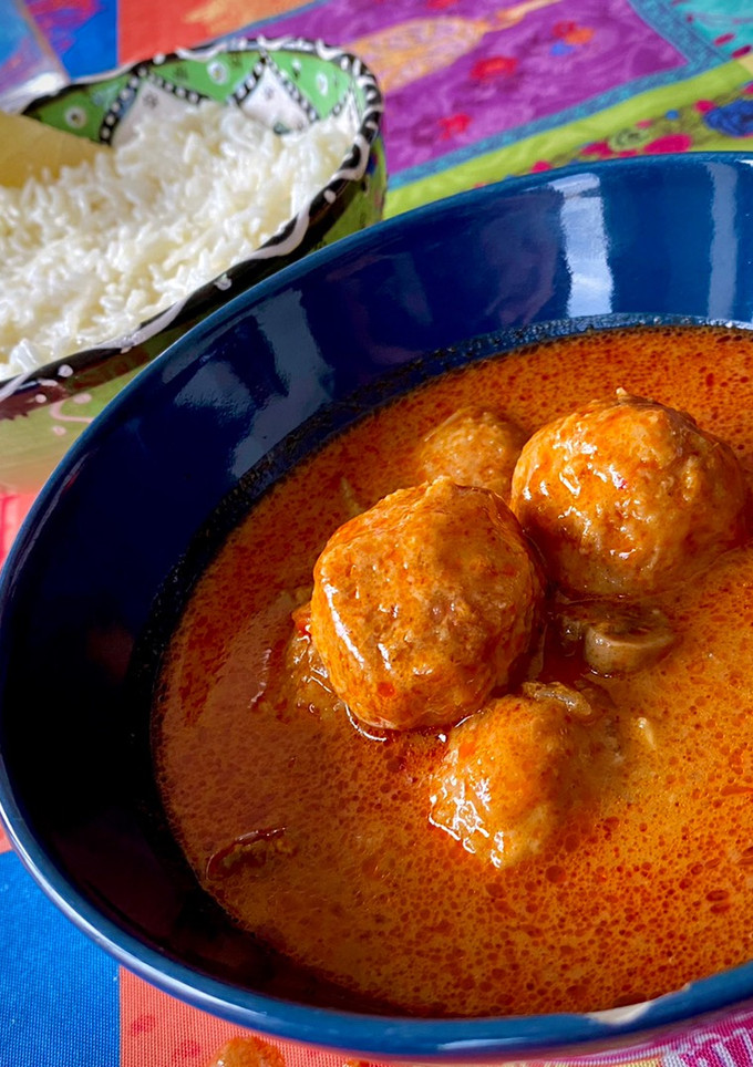 Una foto de Albóndigas de pollo al curry Thai