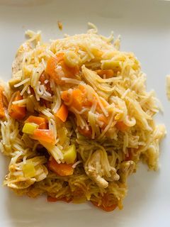 Una foto de Fideuá de pollo