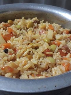 पावटा भात (pavta bhat recipe in marathi) रेसिपी चे मुख्य फोटो