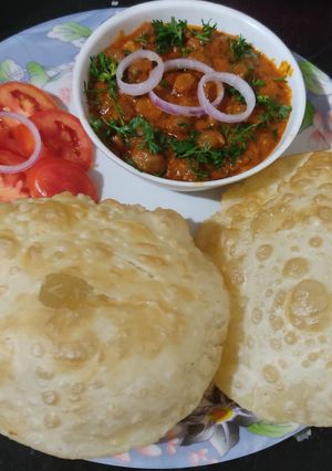 છોલે ભટુરે (Chhole Bhature Recipe In Gujarati) રેસીપી મુખ્ય ફોટો