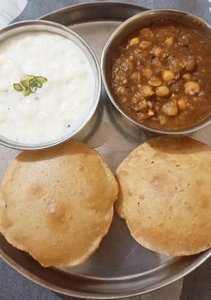 छोले पूरी (chole poori recipe in Hindi) रेसिपी मुख्य फोटो