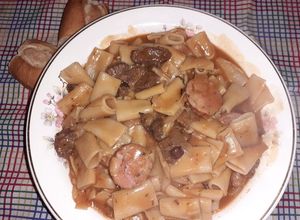 Una foto de Guiso de Mostacholes con Carne y Chorizos