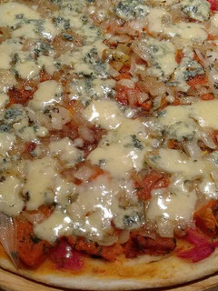 Una foto de Pizza con zapallo, cebolla y roquefort