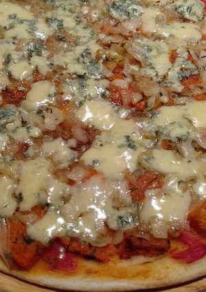Una foto de Pizza con zapallo, cebolla y roquefort