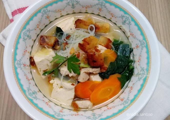 Bagaimana Menyiapkan Sop Segar (Ayam Tahu caisim wortel soun) yang Menggugah Selera