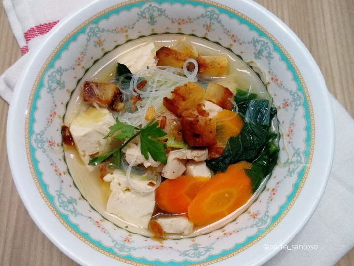 Bagaimana Menyiapkan Sop Segar (Ayam Tahu caisim wortel soun) yang Menggugah Selera