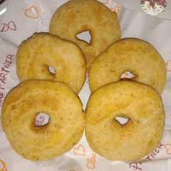 Una foto de โดนัทมันเทศส้ม(สูตรไม่พักแป้ง) | No-Proof Orange Sweet Potato Donuts