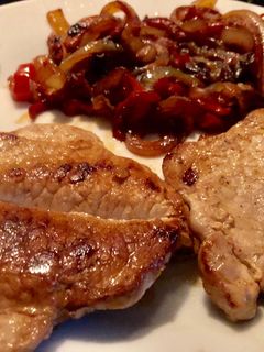 Una foto de Lomo con pimientos rojos