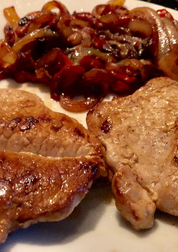 Una foto de Lomo con pimientos rojos