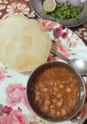 A picture of Chole bhature.