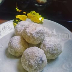 A picture of Russian Snowballs.
