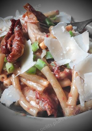 Une photo de Maccheroni pollo e pomodoro (macaronis au poulet)