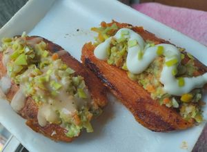 Una foto de Batata/camote/boniato relleno de salteado de vegetales🍠🥦🧅🌶️