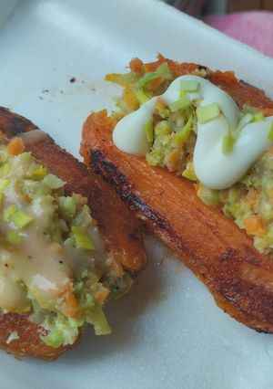 Una foto de Batata/camote/boniato relleno de salteado de vegetales🍠🥦🧅🌶️