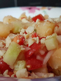 Una foto de Ensalada de patata con pimiento rojo y cacahuetes