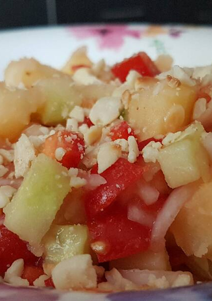 Una foto de Ensalada de patata con pimiento rojo y cacahuetes