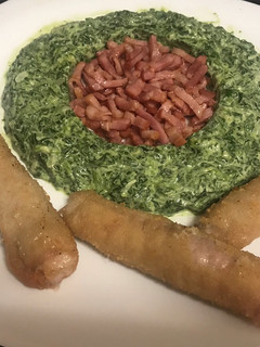 Foto principal de Espinacas a la crema con bacon y flamenquines