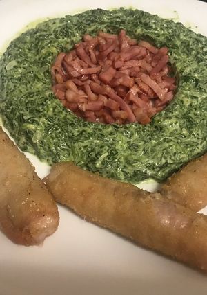 Una foto de Espinacas a la crema con bacon y flamenquines
