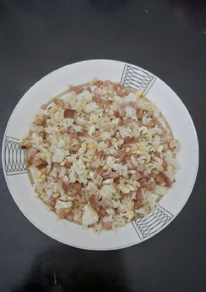 Hình của món Cơm chiên xúc xích tỏi và thịt xông khói.
