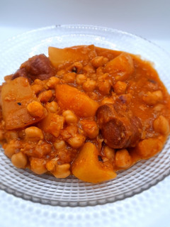 Una foto de Garbanzos con chorizo de pavo y patatas