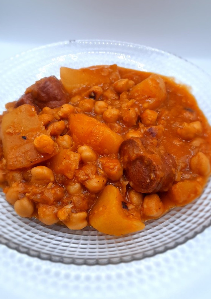 Una foto de Garbanzos con chorizo de pavo y patatas